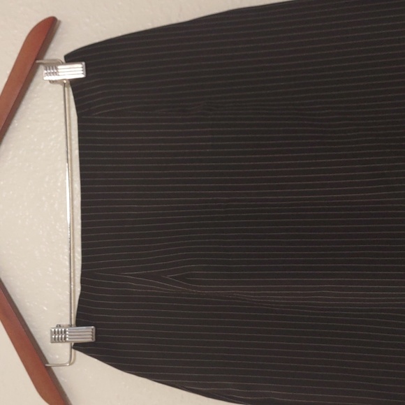SLIGHTLY USED VICTORIA ASHLEY PIN STRIPE SKIRT WITH DESIGN ON HEM SIZE 5/6 - Picture 2 of 9